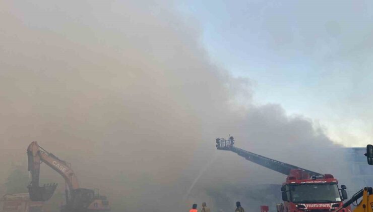 Avcılar’da fabrikada çıkan yangının etkisi günün aydınlanmasıyla ortaya çıktı