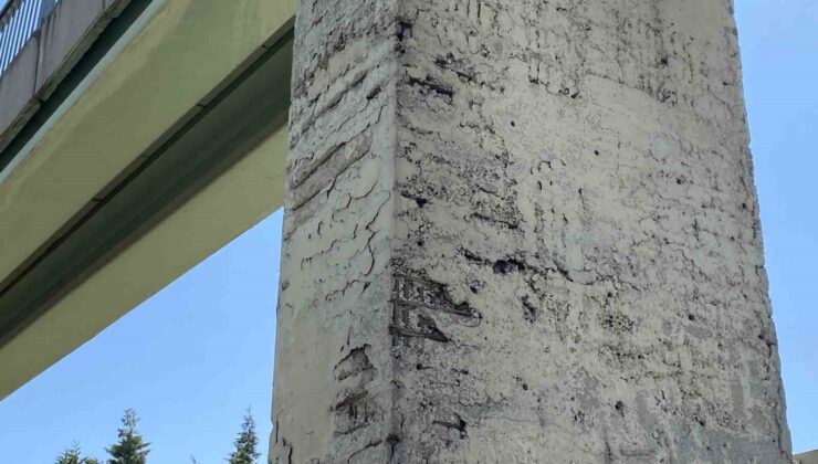 Avcılar’da TEM otoyolu üzerindeki üst geçit tehlike saçıyor