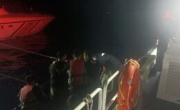 Ayvacık açıklarında lastik botları arıza yapan ve sürüklenen 8 kaçak göçmen kurtarıldı