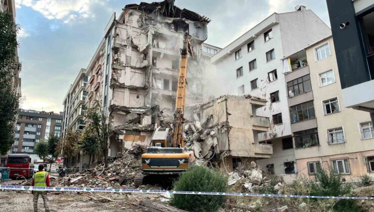 Bahçelievler’de bir binanın yıkım çalışması sırasında yanındaki bina zarar gördü