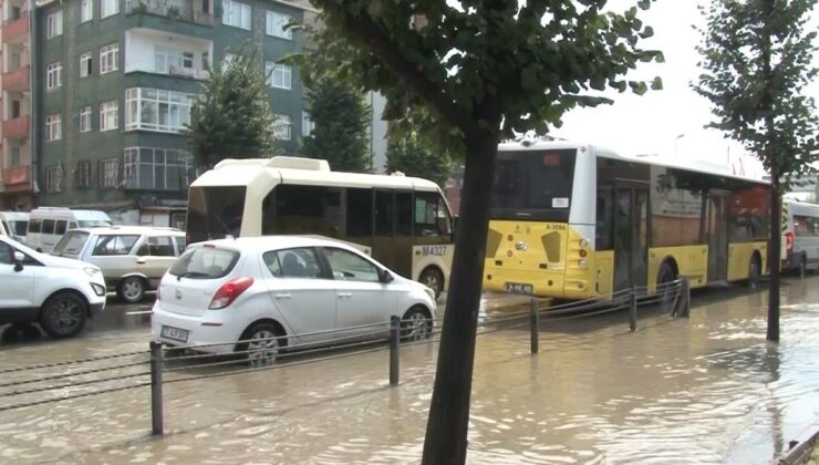 Bahçelievler’de yolu su bastı araçlar ilerlemekte zorluk yaşadı