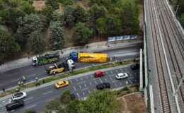 Bakırköy’de alt geçide çarpan tır vinç yardımıyla çekildi