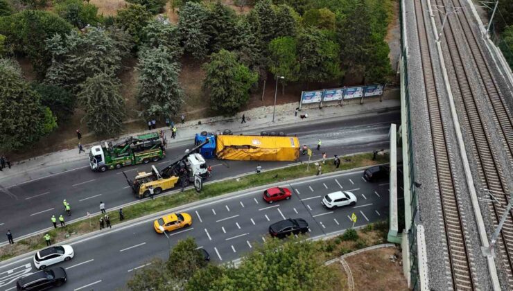 Bakırköy’de alt geçide çarpan tır vinç yardımıyla çekildi