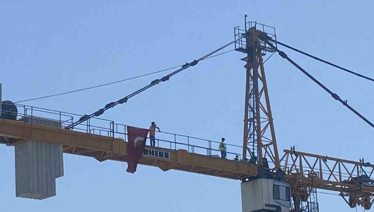 Bakırköy’de metro inşaatında paralarını alamayan işçiler kuleye çıkıp eylem yaptı