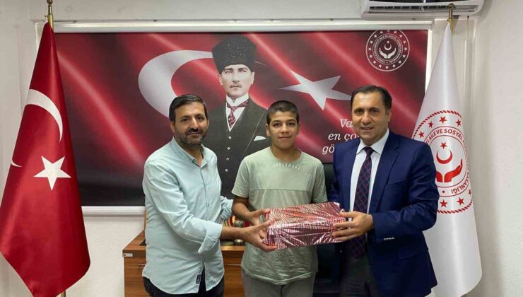 Başarılı güreşçiden anlamlı ziyaret