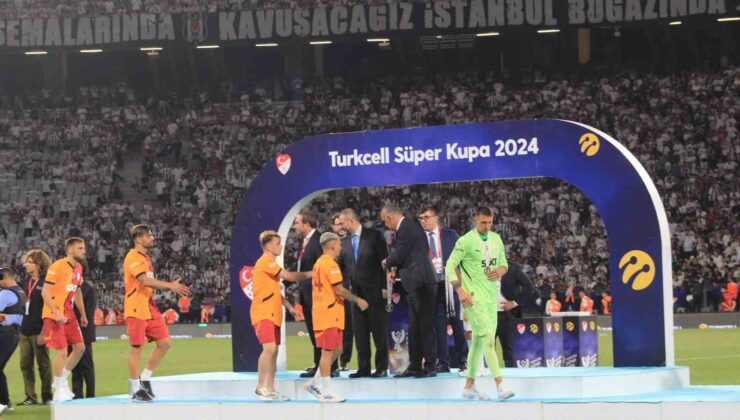 Beşiktaş, Turkcell Süper Kupa’yı düzenlenen törenle aldı
