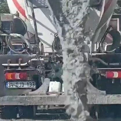 Beton mikseri yola beton ve pis su dökerek ilerledi, bir sürücü isyan etti