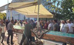 Bıçaklanarak öldürülen ve evlerinde yakılan çift gözyaşları içinde toprağa verildi