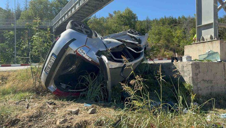 Bilecik’te kontrolden çıkan otomobil üst geçidin beton ayağına çarparak durabildi