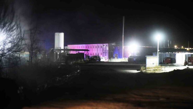 Bin yataklı hastanenin inşaatında görevli işçilerin kaldığı prefabrik yapının tavanı çöktü