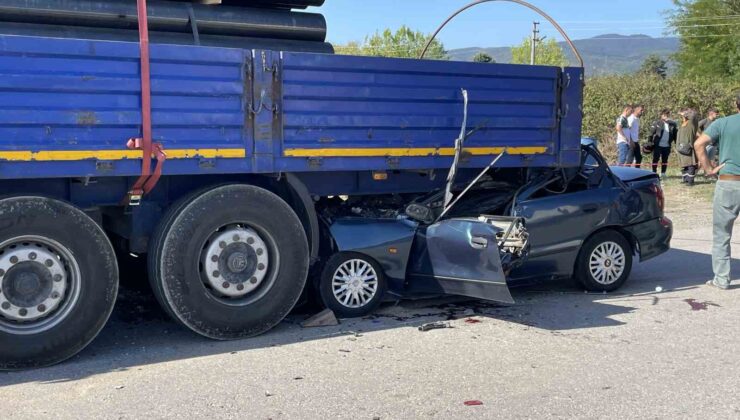 D-100’de feci kaza, tıra ok gibi saplandı: 1 ölü