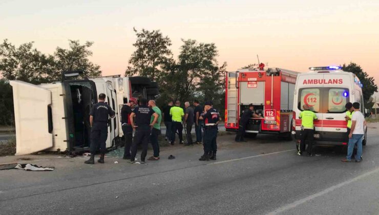 D-100’de sürücüsü uyuya kaldığı iddia edilen kamyon devrildi: 2 yaralı
