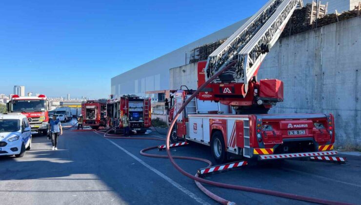 Esenyurt’ta Migros’un lojistik deposunda çıkan yangın söndürüldü