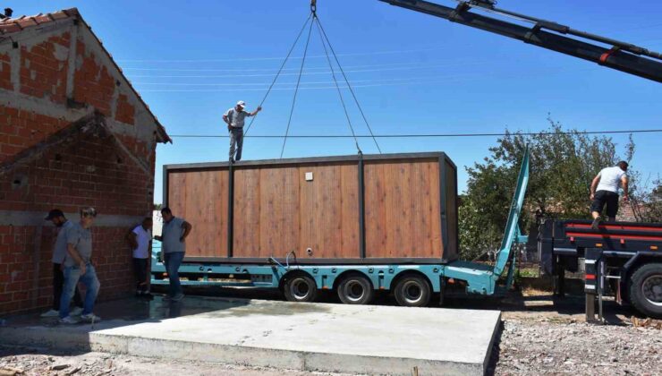 Evi yanan yaşlı kadına destek