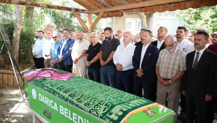 Fahrettin Altun teyzesinin cenaze törenine katıldı