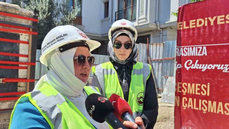 Fatih’teki tarihi Hacı Evliya Çeşmesi vinçlerle yeni yerine taşındı