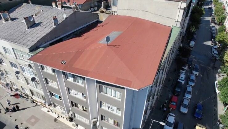 Gaziosmanpaşa’da 4 katlı binanın çatısı tadilat esnasında kaydı: Kopan parçalar sokağa savruldu