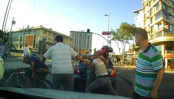 Gaziosmanpaşa’da otomobil ve bisiklet sürücüsünün yol kavgası