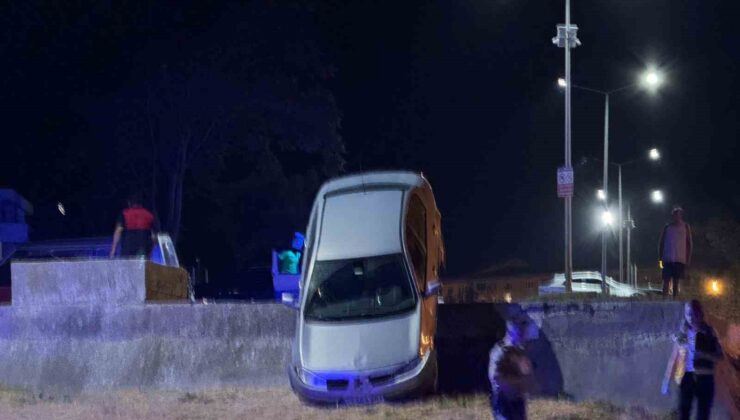 Gelibolu’da otomobil otopark duvarında asılı kaldı, sürücü 3,93 promil alkollü çıktı