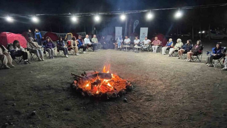 Gençler, kamp ateşinin başında buluştular