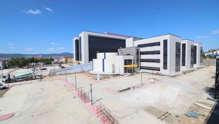 Gölcük Necati Çelik Devlet Hastanesi’nde çevre düzenlemesi yapılıyor