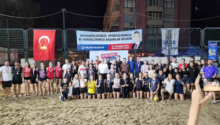 Gölcük’te plaj voleybolu çekişmeli anlara sahne oldu