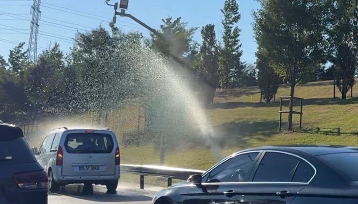 İBB’nin sulama sistemi bozuldu, sürücüler araçlarını E-6’da yıkamaya başlayınca trafik kilitlendi