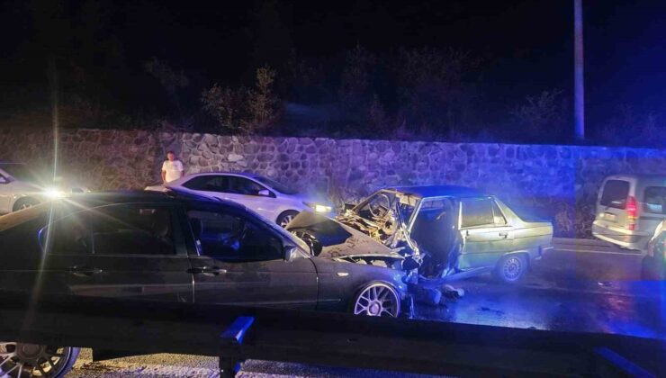 İki otomobil kafa kafaya çarpıştı: 1’i çocuk 4 yaralı