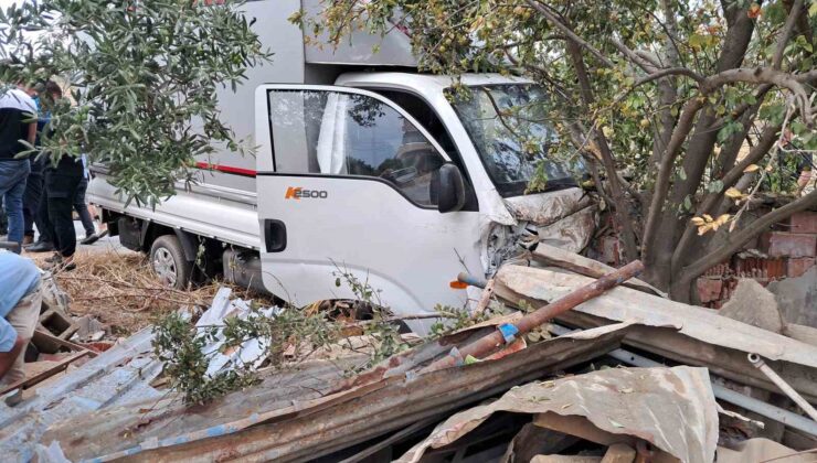 Islak yolda kayan kamyonet bahçe duvarına çarptı