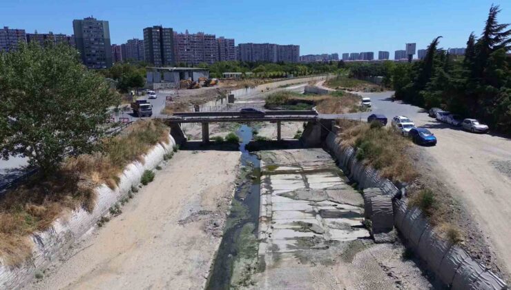 İstanbul’da Ayamama Deresi’nde koku ve kirlilik sorununa vatandaşlardan tepki