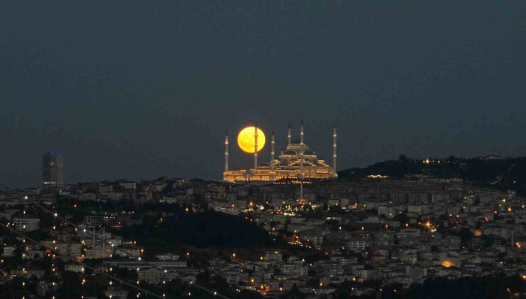 İstanbul’da muhteşem dolunay manzarası