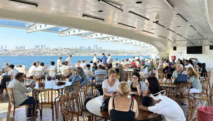 İstanbul’da öğrenci yurtlarında ücretsiz kalan emekliler boğaz turu yaptı