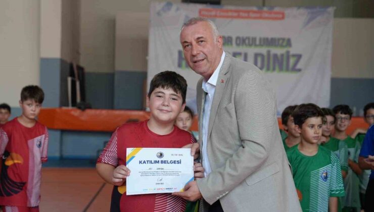 Kartal’da yaz spor okulunun 3. dönem öğrencileri sertifikalarını aldı