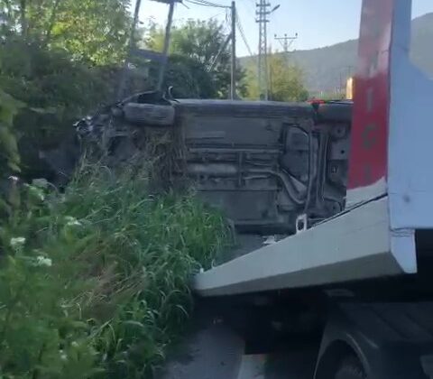 Kontrolden çıkan otomobil elektrik direğine çarparak yan yattı: 1 yaralı