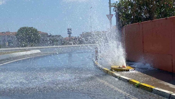 Küçükçekmece’de ana su borusu patladı, tonlarca su boşa aktı