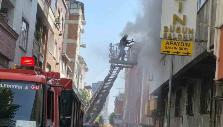 Küçükçekmece’de ayakkabı imalathanesinde yangın çıktı