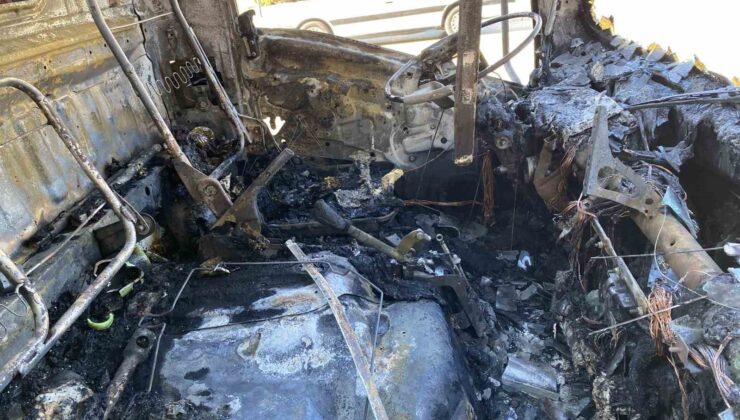 Küçükçekmece’de kozmetik ürün yüklü kamyonet alev alev yandı