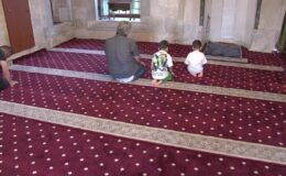 Mesut Özil camiyi temizledi, o anlar sosyal medyada gündem oldu