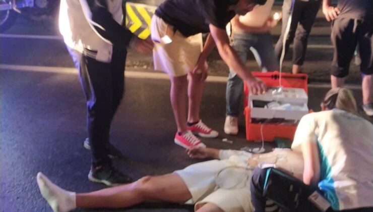 Motosiklet kazası yapan çiftin yardımına yoldan geçen sağlık ekipleri koştu