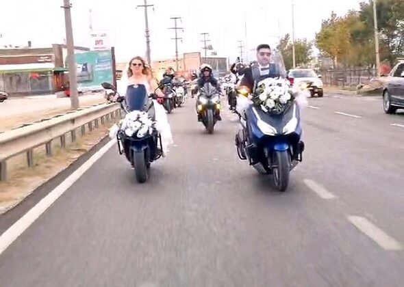Motosiklet tutkunu çiftin konvoyu