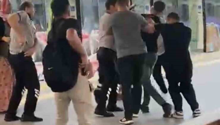 Pendik Marmaray’da 2 grup arasındaki kavga kamerada
