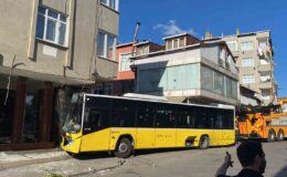 Pendik’te binaya çarparak hasara sebep olan İETT otobüsünün, binaya yapılan güçlendirme çalışmalarının ardından çekici yardımıyla kaza alanından 24 saat sonra kaldırılma çalışmaları başladı.