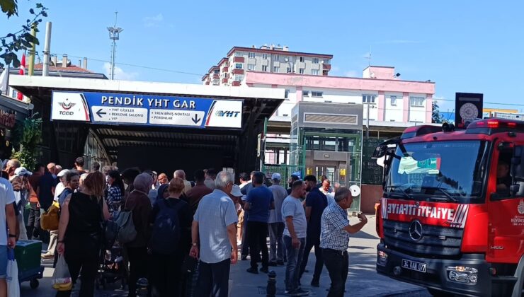 Pendik’te Marmaray durağında yangın çıktı, alt geçit önünde kalabalık oluştu