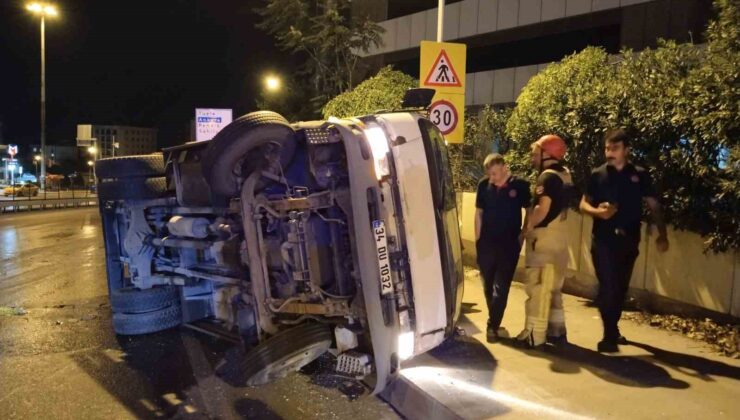 Pendik’te sebze yüklü kamyon devrildi: 2 yaralı