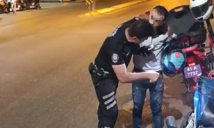 Polisten motosiklet sürücüsüne “sesli” ders