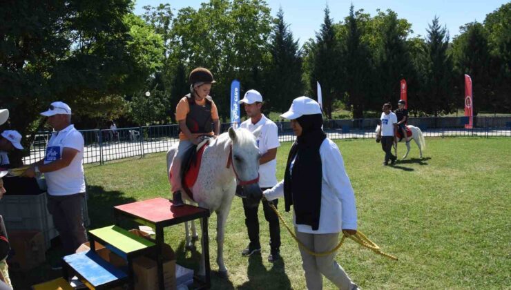 Pony atlarıyla buluşan çocuklar keyifli anlar yaşadı