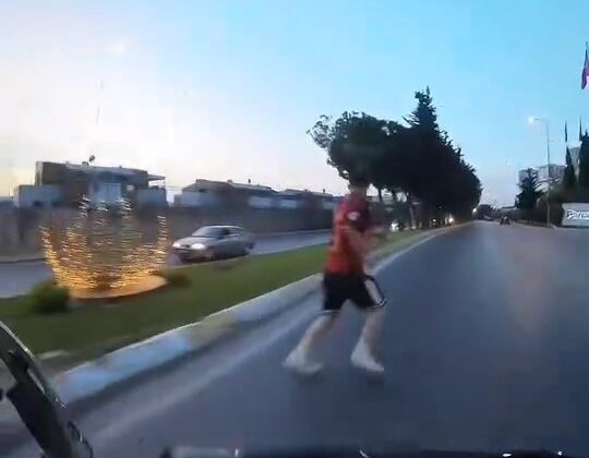 Sancaktepe’de motosikletlinin yaptığı kaza, motosikletin kamerasına yansıdı