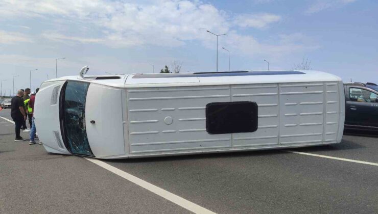 Servis minibüsü devrildi, sürücü kazayı yara almadan atlattı