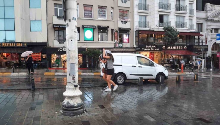 Taksim’de sağanak yağış etkili oldu