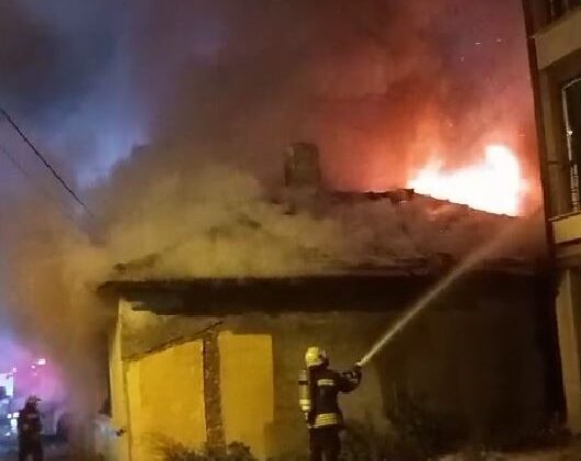 Tekirdağ’da metruk bina alev topuna döndü